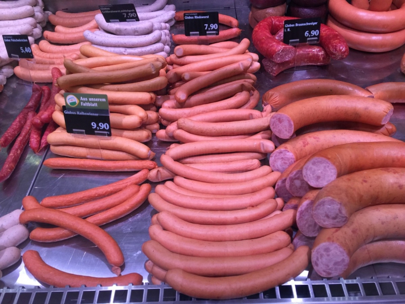 charcuterie-FLASSANS SUR ISSOLE-min_sausages_meat_butchery-1069321